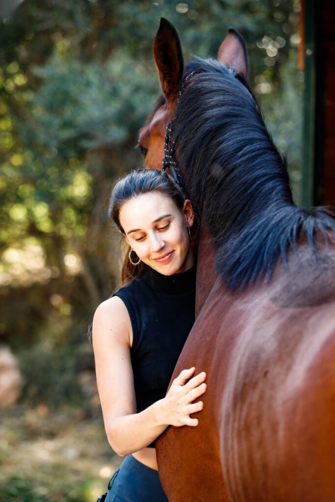 girl and horse portrait smiling